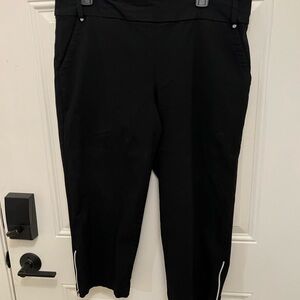 Chico’s Black Zenergy cropped golf pants.